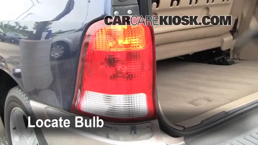 2002 Ford Windstar SEL 3.8L V6 Lights Turn Signal - Rear (replace bulb)